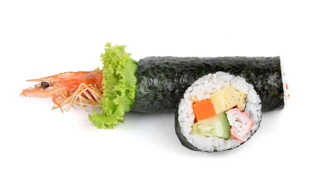 Sushi roll en garnalen tempura sushi roll op witte achtergrond.