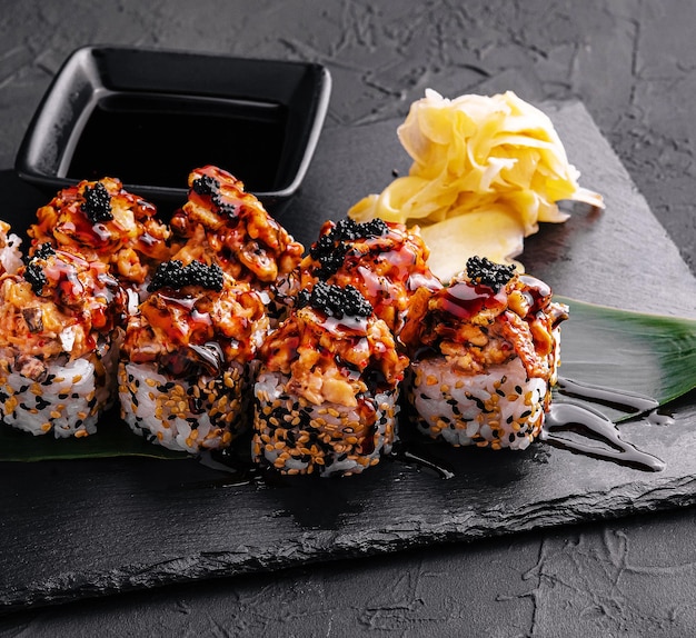 Sushi roll gastronomisch fastfood op zwarte steen