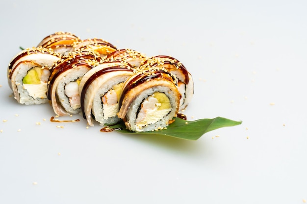 Foto rotolo di sushi isolato su bianco.