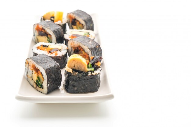 Foto rotolo di sushi - stile di cibo giapponese