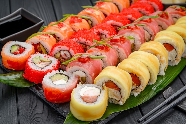 Sushi roll Japans eten in restaurant