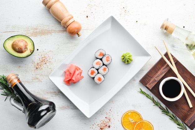 Sushi roll maki met zalm Japanse keuken bovenaanzicht op een witte houten achtergrond