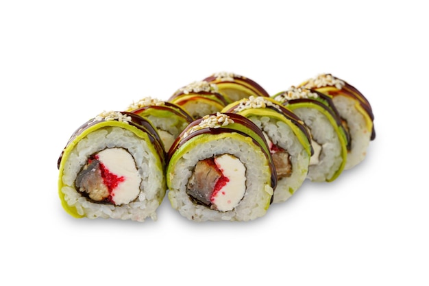 Sushi roll met avocado, paling, tobiko kaviaar, sesamzaadjes, unagi saus en Philadelphia kaas. geïsoleerd op witte achtergrond