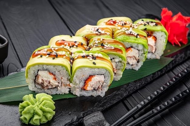 Sushi roll met gerookte paling unagi omhuld met avocado en sesamzaadjes