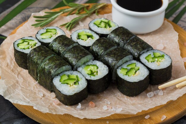 Sushi Roll met komkommer en sesam binnen. Zeewier buiten