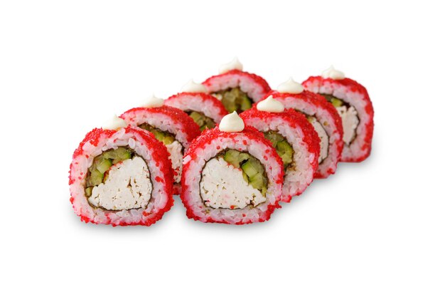 Sushi roll met krab, komkommer, tobiko kaviaar en mayonaise. Geïsoleerd op witte achtergrond