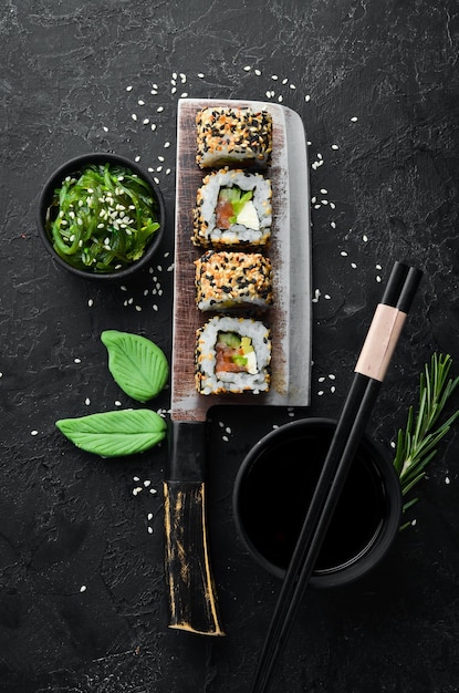 Foto sushi roll met sesam philadelphia kaas zalm avocado japanse traditionele keuken bovenaanzicht rustieke stijl