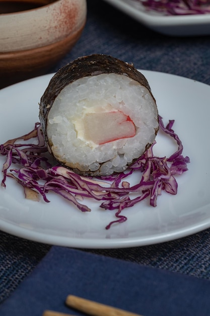 Sushi roll met stokjes met stokjes en soja