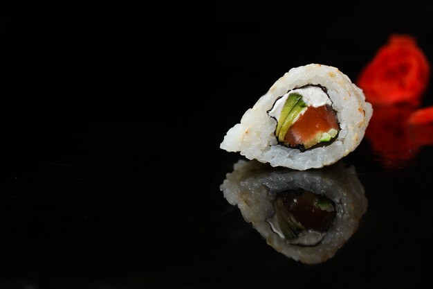 Sushi roll met tonijn