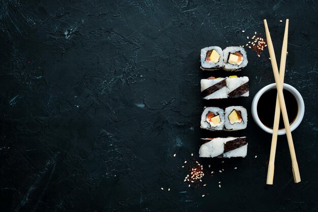 Sushi roll met vis vrije ruimte voor uw tekst Bovenaanzicht Op een stenen achtergrond