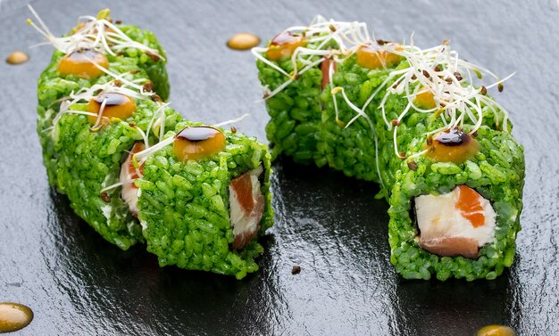 Sushi roll met zalm met micro groene en groene rijst