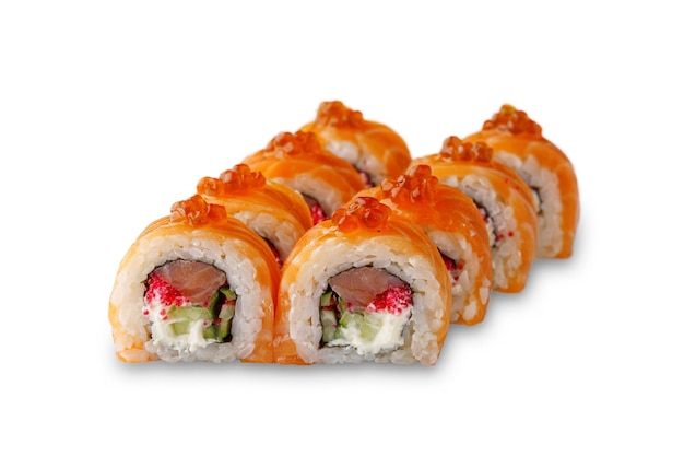 Sushi roll met zalm philadelphia kaas komkommer rode kaviaar geïsoleerd op witte achtergrond