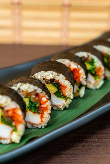 Sushi roll met zeewier - japans eten