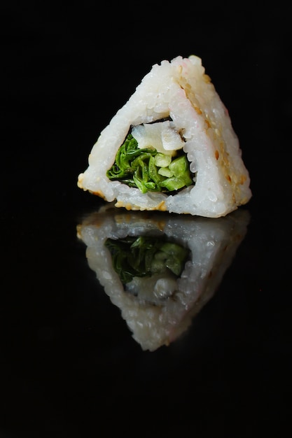 Sushi roll met zeewier