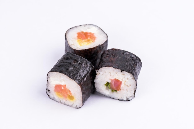 Sushi Roll op een witte achtergrond