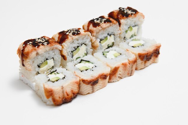 Sushi Roll op een witte achtergrond