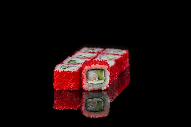 Sushi roll op een zwarte achtergrond reflectie Japans eten close-up