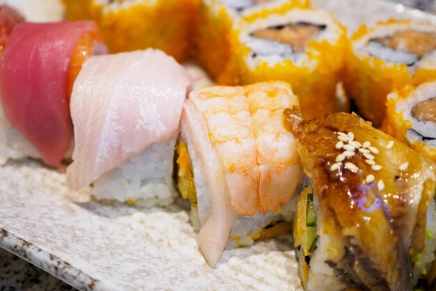 Sushi roll set op bord Japans eten