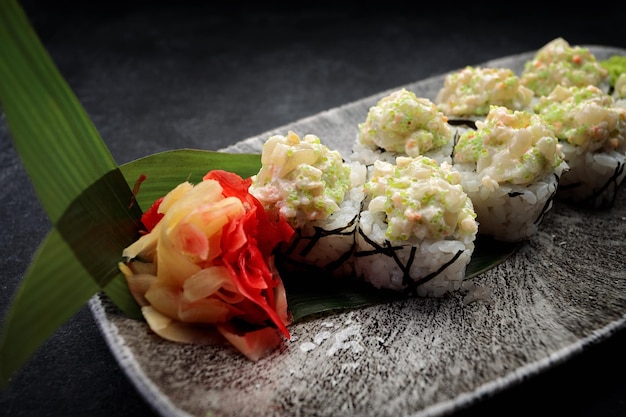 Sushi roll volcano met wasabi en gember