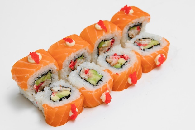 Rotolo di sushi su sfondo bianco