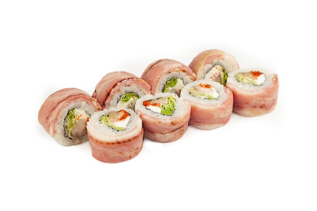 Sushi roll con pancetta e branzino fritto su un piatto bianco