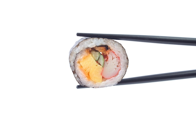 Rotolo di sushi con le bacchette