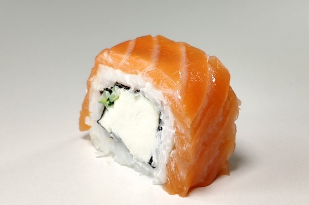 Foto rotolo di sushi con salmone