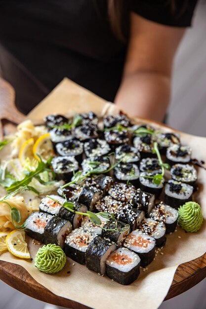 皿にわさびをのせた巻き寿司。おいしい食べ物、クローズアップ