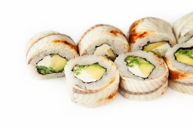 Sushi roll zwarte draak op een witte achtergrond