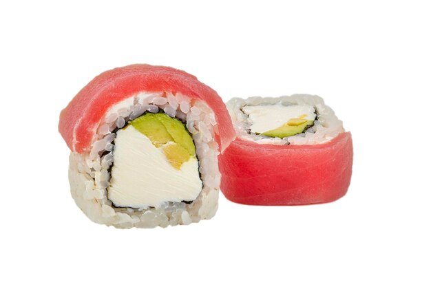 Sushi rollen op een witte achtergrond Japanse voedsel van rijst zeewier nori forel en Philadelphia kaas