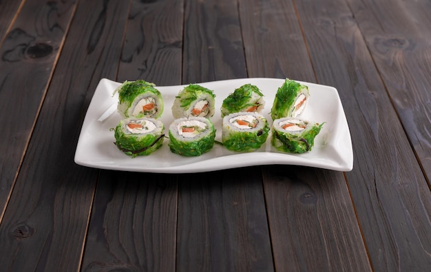 Sushi rollen op plaat