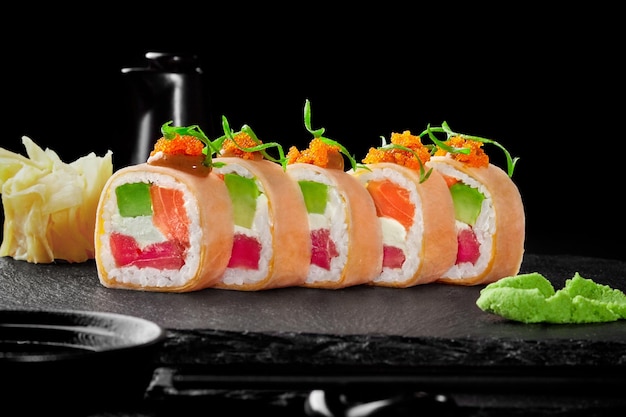 Foto sushi rolletjes in mamenori met tonijn zalm avocado roomkaas tobiko