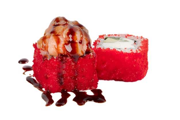 Sushi rolletjes met been in rode kunstcaviar en gegoten met sojasaus op een witte achtergrond close-up