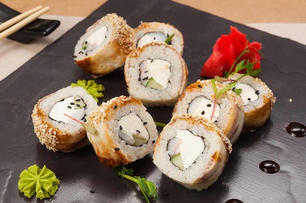 Sushi rolletjes met garnalen komkommer roomkaas en paling