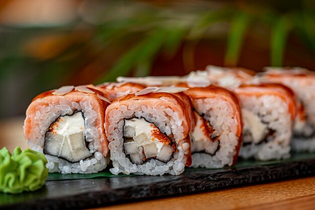 Sushi rolletjes met gegrilde zalm en peer