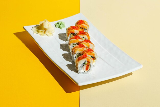 Sushi rolletjes met paling garnaal komkommer en roomkaas gedecoreerd met rode kaviaar hard light deep shad