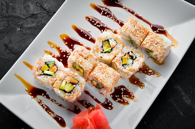 Sushi rolletjes met vis paling avocado en komkommer Bovenaanzicht Vrije ruimte voor uw tekst