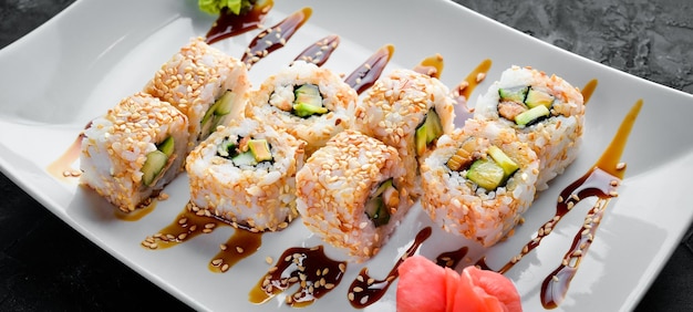 Sushi rolletjes met vis paling avocado en komkommer Bovenaanzicht Vrije ruimte voor uw tekst