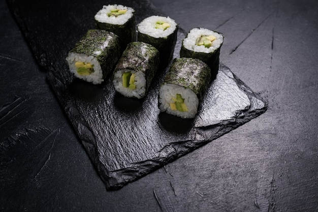 Foto sushi rolletjes met zalm bedekt met nori