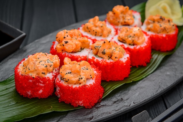 Sushi rolletjes met zalm tempura en tobiko kaviaar