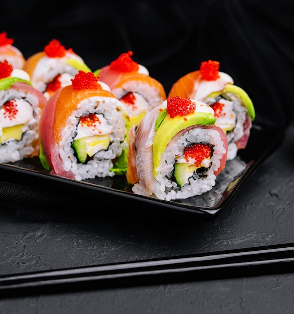 Sushi rolletjes van rode tonijn met zalm