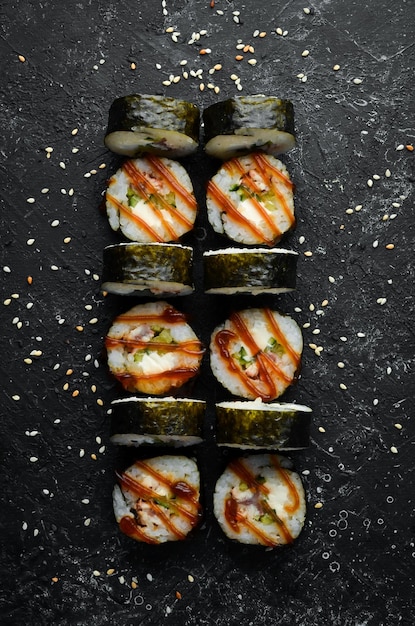 Sushi rolletjes van zeevruchten Okinawa Paling vis kaas komkommer en Unagi saus Japanse traditionele gerechten