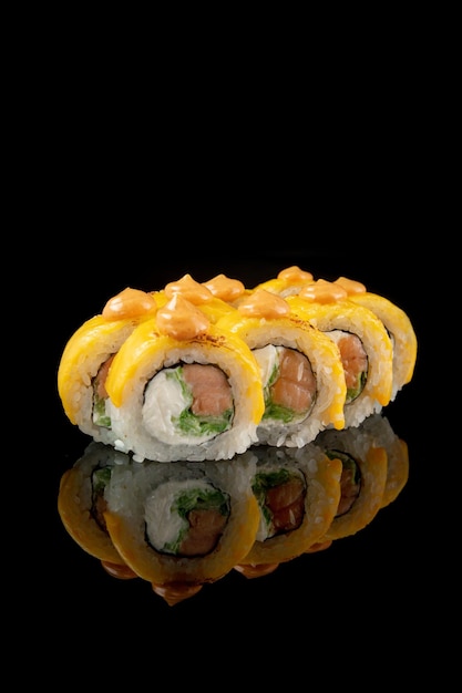 Foto rotoli di sushi su priorità bassa nera con la riflessione