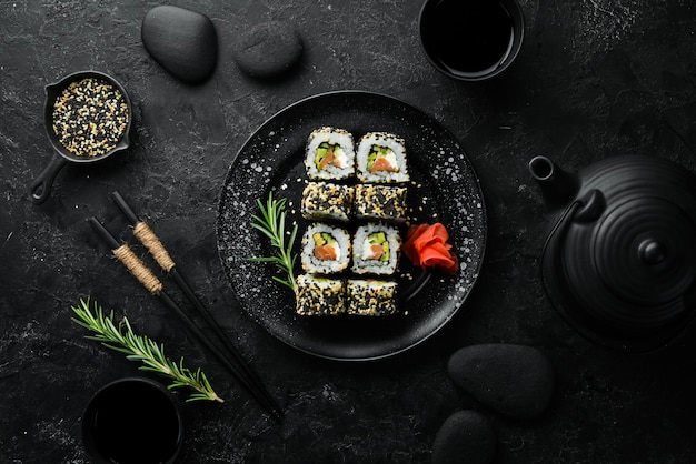 Sushi Rolls California met sesam zalm en avocado Set sushi rolls van zeevruchten