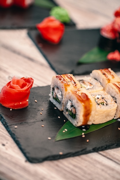 Foto involtini di sushi sul piatto scuro