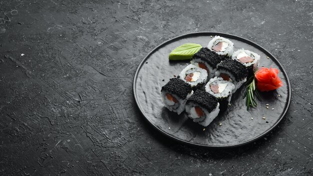 Sushi rolls Fila Zwart met zwarte kaviaar zalm en kaas Bovenaanzicht Vrije ruimte voor uw tekst