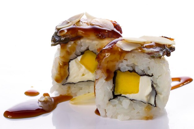 Foto sushi rotoli cibo giapponese isolato su sfondo bianco
