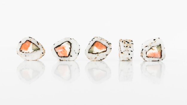 Photo sushi rolls japanese food on white background