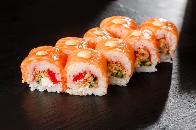 Sushi Rolls met vliegende viskaviaar, gebakken ui, zalm en Roomkaas