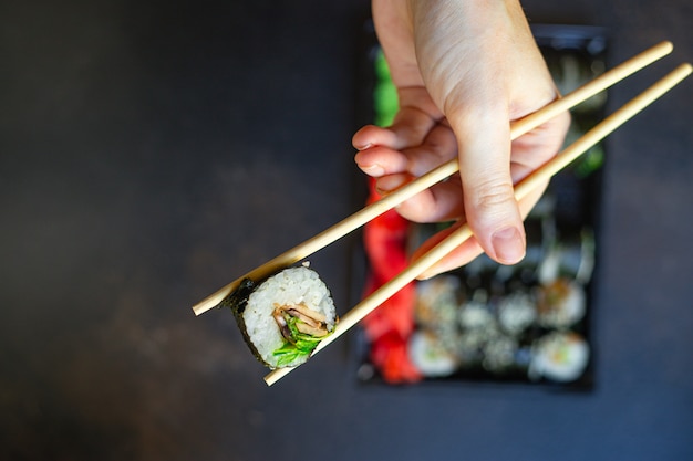 Foto involtini di sushi salmone pesce volante uova di pesce verdure